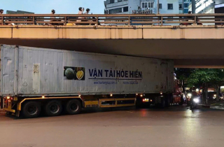 Tài xế container mắc kẹt dưới gầm cầu Ngã Tư Sở biện minh đi theo Google maps