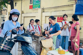 Ngăn chặn thực phẩm không rõ nguồn gốc trước cổng trường