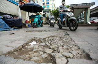 Cận cảnh 500m vỉa hè 'nát tươm' sắp được chi hơn 29 tỷ đồng để cải tạo ở Hà Nội