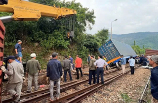 Tàu chở hàng lật 3 toa trên đèo Hải Vân