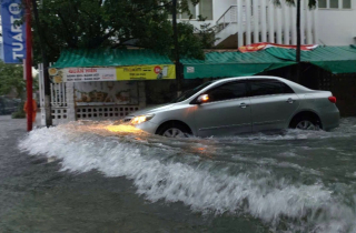 Mưa như trút khiến phố thành sông, người Đà Nẵng bì bõm đẩy xe giữa biển nước