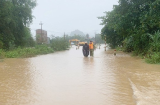 Mưa to gió lớn ở Trung bộ, Biển Đông có thể đón bão số 7 vào cuối tuần