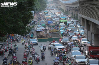 Đoạn đường huyết mạch ở Hà Nội dài 1,5km 'gánh' đến 14 lô cốt