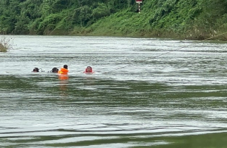 Ô tô gom rác lao xuống sông Hương: Hai nạn nhân không có trong cabin xe