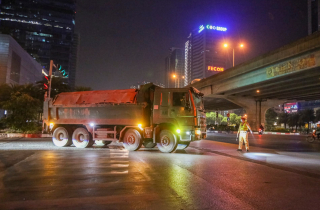 Xuyên đêm xử lý xe “hổ vồ” chở quá tải, rơi vãi bùn đất làm bẩn đường phố Thủ đô