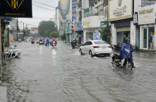 Nước lũ đổ về trong đêm, dân Thừa Thiên - Huế bì bõm lội nước đi làm