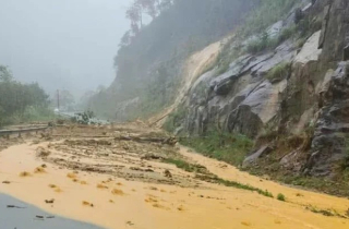 Sạt lở trên đèo Khánh Lê nối Nha Trang - Đà Lạt, giao thông tê liệt