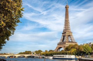 Tháp Eiffel hai lần bị kẻ siêu lừa đảo rao bán làm phế liệu