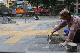 Hà Nội yêu cầu kiểm tra, xử lý thông tin về chất lượng vỉa hè