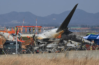 Hiện trường máy bay Jeju Air cháy rụi sau khi trượt khỏi đường băng