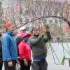 Người dân nô nức sắm Tết, sắc đào nhuộm thắm chợ hoa Hà Nội