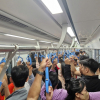 Người dân đổ về chơi Tết, chờ cả tiếng chưa lên được tàu Metro số 1