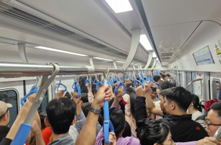 Người dân đổ về chơi Tết, chờ cả tiếng chưa lên được tàu Metro số 1