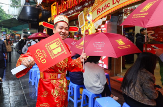 Hôm nay ngày vía thần Tài, cửa hàng vàng mở bán thế nào?