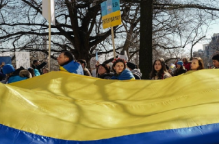 Biểu tình ủng hộ Ukraine bùng nổ khắp nước Mỹ