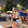 Xe tải Van mắc kẹt tại barie cầu vượt Thái Hà khiến giao thông ách tắc