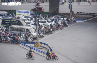 Tài xế 'nhờn' Nghị định 168, lại vô tư vượt đèn đỏ, cướp vỉa hè của người đi bộ