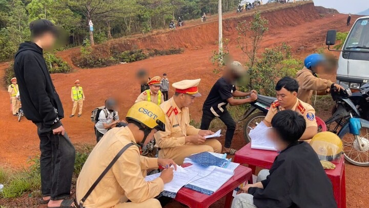 Nẹt pô đi ‘săn mây’ sống ảo, hơn 80 thanh niên bị xử lý