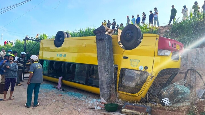 Lật xe ô tô chở 20 học sinh trên quốc lộ 19 tại Gia Lai