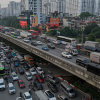 Vạn người rời phố, xe cộ chôn chân nhiều giờ ở cửa ngõ Hà Nội