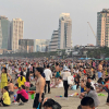 Biển người ở các bãi tắm Đà Nẵng và phố cổ Hội An dịp lễ 30/4-1/5