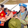 Người dân TP.HCM lưu luyến tiễn các nữ chiến sĩ sau lễ diễu binh 30/4