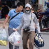 Nhiều người khệ nệ mang quà quê trở về Hà Nội
