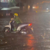 Mưa lớn kéo dài, nhiều khu vực TP.HCM ngập đúng giờ tan tầm