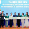 Sinh viên nhường chỗ cựu chiến binh là bình thường, sao lại tặng bằng khen?