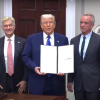 Ông Trump ký sắc lệnh hành pháp yêu cầu giảm giá thuốc trong 30 ngày