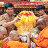 Cận cảnh cung rước xá lợi Phật về chùa Quán Sứ, người dân thành kính chiêm bái bên đường