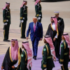 Ông Trump công du Trung Đông bán hàng, ở nhà bị kêu gọi luận tội