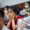 'Con sắp thi lớp 10, cả nhà tôi như bị câm'