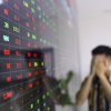 Thị trường chứng khoán “rực lửa” phiên cuối tuần, VN-Index “bốc hơi” gần 12 điểm