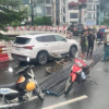 Xe tự chế làm rơi bó sắt dài 12m, cầu Chương Dương ùn ứ kéo dài