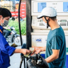 Giá xăng giảm dưới 100 đồng/lít, giá dầu đồng loạt tăng