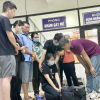 Nữ điều dưỡng quỳ gối tiễn biệt tạng của chồng