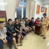 Xử lý nhóm 11 thanh thiếu niên đi xe máy kẹp ba, mang dao, súng cao su diễu phố