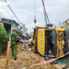 Xe tải chở cát va chạm 3 xe máy rồi đâm vào nhà dân, 5 người thương vong