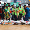 Bùn phun cao nửa mét trên phố Cát Linh, nhiều hộ phải di tản