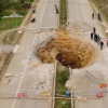 Xe máy rơi xuống 'hố tử thần' sâu 10m trên quốc lộ, chưa tìm được nạn nhân