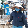 Nắng nóng ngoài trời hơn 60°C, người lao động quay cuồng mưu sinh