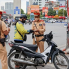 Đi lên vỉa hè vì sợ khách muộn giờ làm, tài xế xe công nghệ mất cả tháng lương