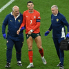 Ronaldo không dám xem luân lưu, bật khóc khi Bồ Đào Nha vô địch
