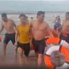 Trưởng công an thị trấn cùng người dân lao xuống biển cứu nam sinh giữa sóng dữ