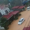 Lạng Sơn hóa biển nước sau cơn mưa lớn, nhiều ô tô mắc kẹt trên đường