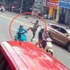 Nữ tài xế xe ôm bị người đàn ông đi ô tô đạp ngã giữa đường ở Bình Dương