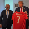 Ronaldo tặng quà, gửi lời nhắn đặc biệt cho Tổng thống Trump