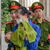 Cảnh sát dẫn giải cựu Bí thư Vĩnh Phúc Hoàng Thị Thúy Lan vào phòng xét xử