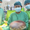 Bé gái 13 tuổi có khối u buồng trứng gần 8 kg